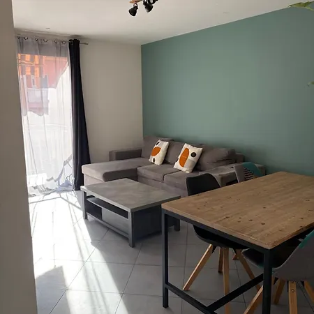 Sunny Terrace - Air Conditioning - 10 Min Old