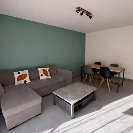 Sunny Terrace - Air Conditioning - 10 Min Old * Nice
